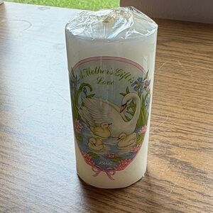 Avon Mother's Gift 4-inch candle